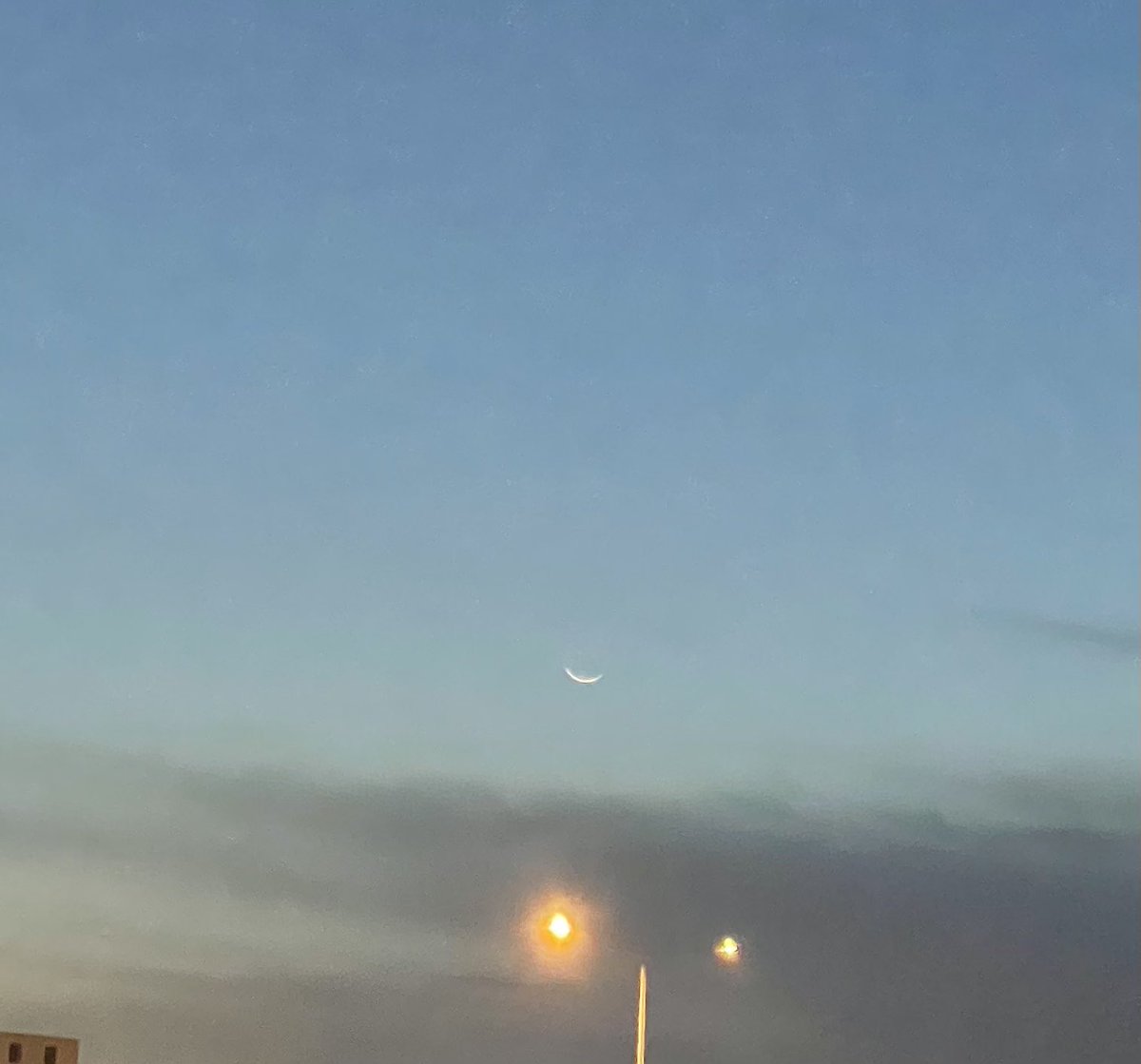 هلال ليلة ٢ شوال واضحا الآن بكاميرا جوالي ..

الصورة هذي ترد على المرجفين اللذين شككوا في من رأى هلال العيد البارحة وشككوا في محكمة هذا البلد المبارك 

نحمد الله على نعمة وجود من يكفي الناس في الترائي للهلال في المملكة العربية السعودية 🇸🇦 .. 

#هلال_شوال