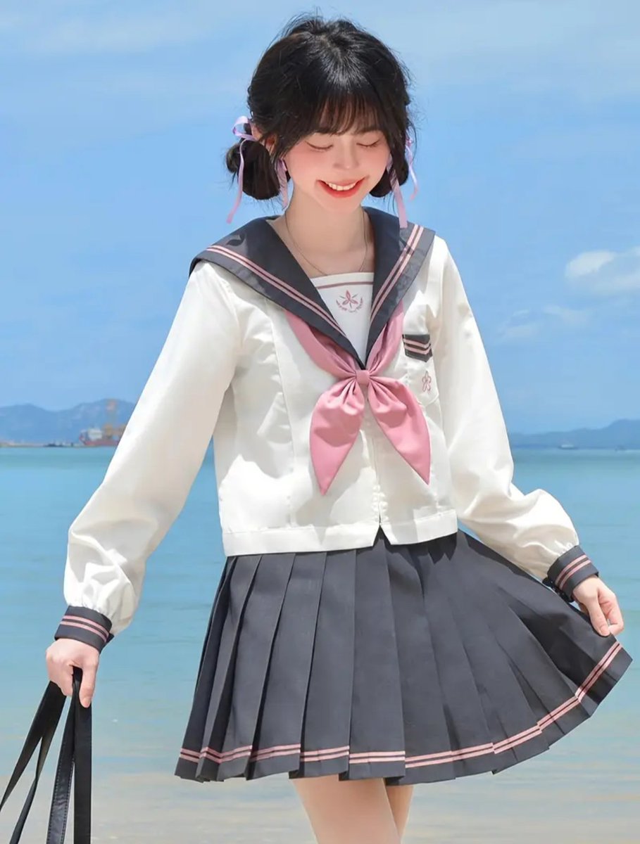 校章マークとかが桜🌸になってて、春っぽくて最高に可愛いセーラー服❗
欲しい〜っ‼️

これ着て桜の木の下で沢山のおにんにんにご奉仕したり、ザー液やおしっ子を頭からかけられたりしたいよぉ〜❣️
