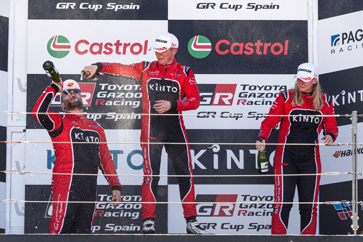TGR_Spain's tweet image. 🇪🇸 Segundo podio de la #GRCupSpain 2025, con la victoria de Tony Albacete, la regularidad de Marcos de Diego 🥉🥈 y el gran debut de Beitske Visser 👏.

Marco Aguilera mejor piloto júnior en la Carrera 2, con Tomas Pregliasco y Sandro Pérez 🏆.
-
🇬🇧 The second podium of the 2025…