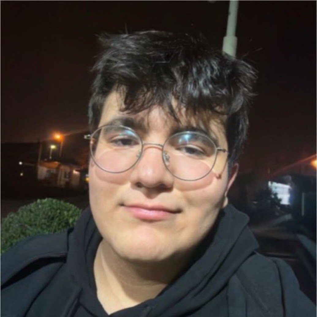 📍18 yaşında.
📍Türkiye’nin en zekilerinden. 3 milyona yakın öğrencinin girdiği sınavda 535. olmuş.
📍Boğaziçi Üniversitesi Bilgisayar Mühendisliği Bölümü öğrencisi.
💡Seninkiler Dubai’de fink atarken, İstanbul’da göbek atarken,
📍O Silivri Zindanı’nda!