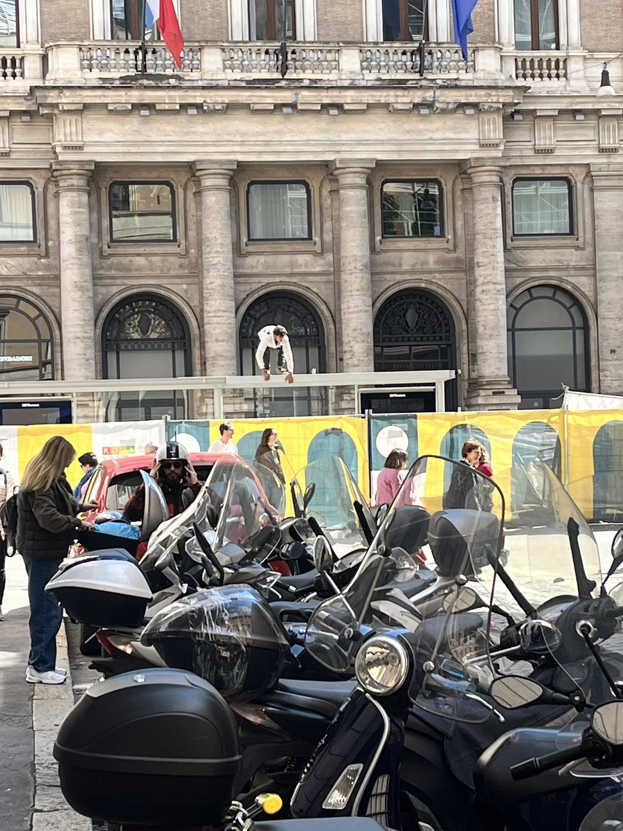 MosSimone's tweet photo. @gualtierieurope rinnovo pensilina @atac largo Chigi davanti alla #presidenzadelconsiglio la sicurezza sul lavoro di domenica! 😎🤙 https://t.co/1bSzvHMtMV