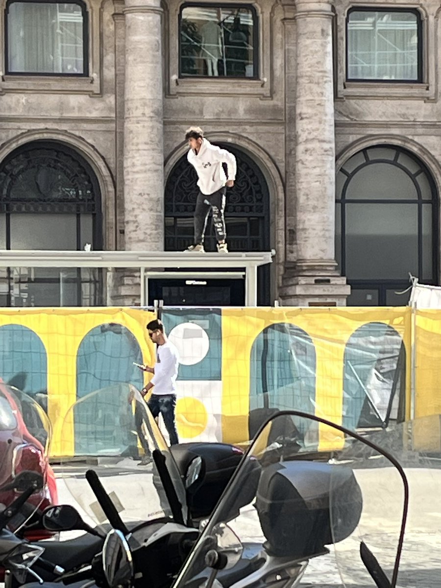 MosSimone's tweet photo. @gualtierieurope rinnovo pensilina @atac largo Chigi davanti alla #presidenzadelconsiglio la sicurezza sul lavoro di domenica! 😎🤙 https://t.co/1bSzvHMtMV