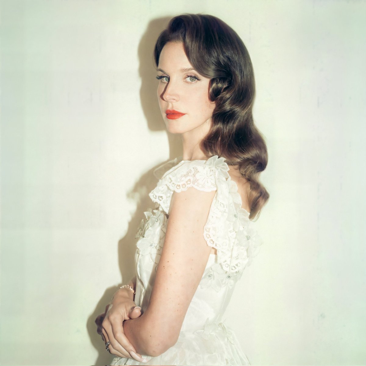 LDRWorld1's tweet photo. GENTE!? “Henry, Come On” de Lana Del Rey se tornou o primeiro single da história a passar mais de um ano (437 dias) sendo anunciado, mas ainda não lançado. E até hoje, não temos uma data de lançamento confirmada! https://t.co/TsNxL6CrEZ