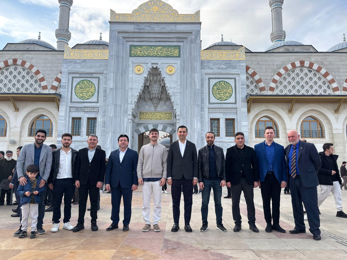AK Teşkilatımızla beraber Sn. Cumhurbaşkanımız <a href="/RTErdogan/">Recep Tayyip Erdoğan</a> katılımı ile bayram namazımızı Çamlıca Camii’de eda ettik. 

<a href="/akpartiistanbul/">AK Parti İstanbul</a> 
<a href="/abdullahozdemir/">Abdullah Özdemir</a> 
<a href="/srkplt/">Serkan POLAT</a>