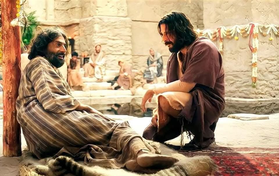 الحبيب يأتى ويُبادر ..
عينه تلاحظان المنسى والمرذول، من ليس له انسان،
من ليس له سوى بصيص من فتات الأمل ليحيا عليها كل يوم،
الحبيب يأتى ليشارك الألم،
ليزيل بنفسه غطاء اليأس، ليُعطى امرًا يُشفى فيه الكيان ..