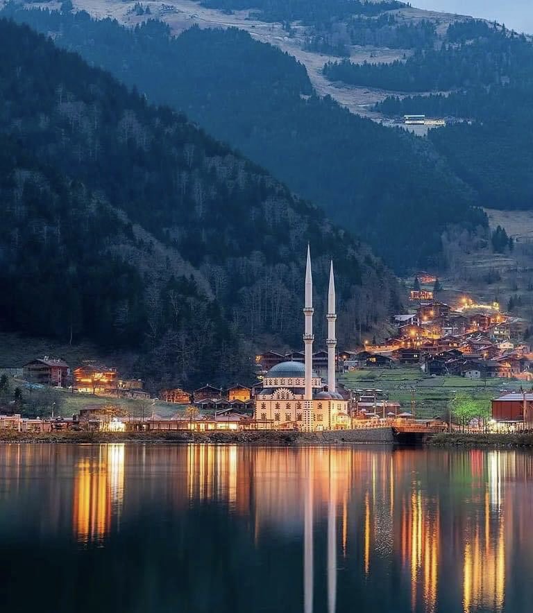 Ramazan Bayramı’nın gönüllerimize huzur, sofralarımıza bereket ve tüm insanlığa barış getirmesini diliyorum.
Sizlerin, ailenizin ve tüm İslam âleminin Ramazan Bayramı’nı en içten dileklerimle kutlar; sağlık, mutluluk ve esenlikler dilerim.