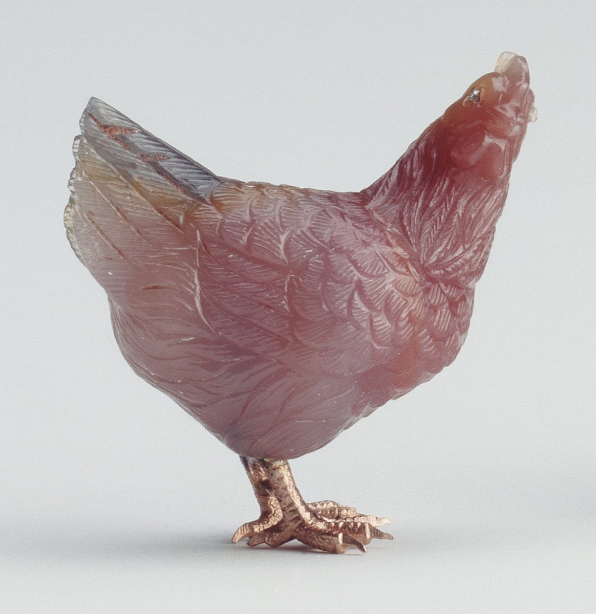 wikivictorian's tweet photo. Hen carved in reddish brown agate with rose diamond eyes and chased gold legs by Fabergé, 1907. Royal Collection.   

Commissioned by King Edward VII, 1907 (the Sandringham Commission) https://t.co/RKV8nkOBQ6