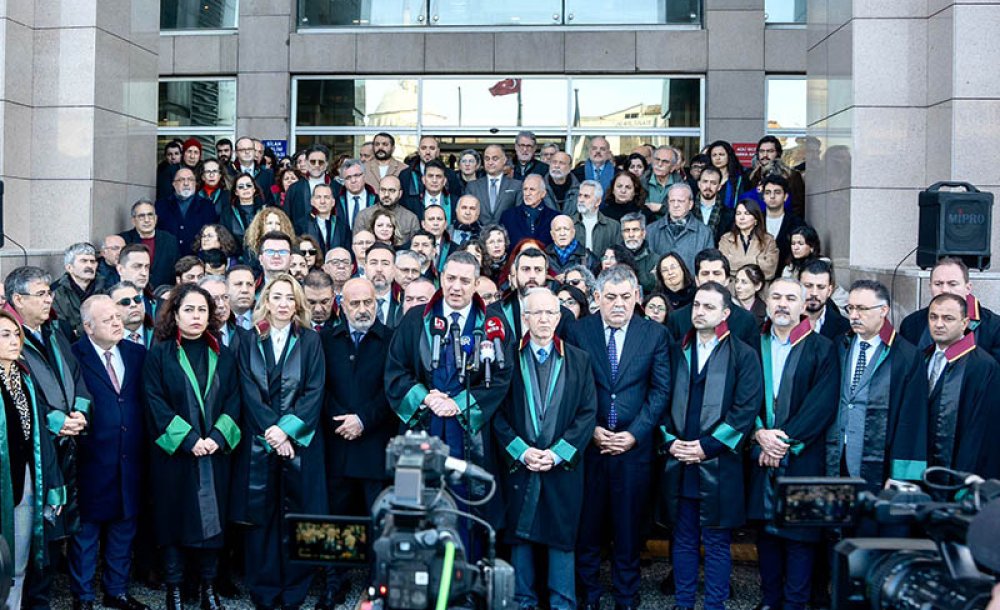 ŞU İNSANLARA SAHİP ÇIKALIM...

Hepimizi savunuyorlar. 
Ne gecesi var ne gündüzü avukatlık mesleğinin. 
Hele ki şu son günlerde.
Hele ki bu rejimde.

Aynı sağlık emekçileri gibi. Nasıl ki pandemi zamanı sağlık profesyonelleri, doktoruyla hemşiresiyle, hastabakıcısıyla.