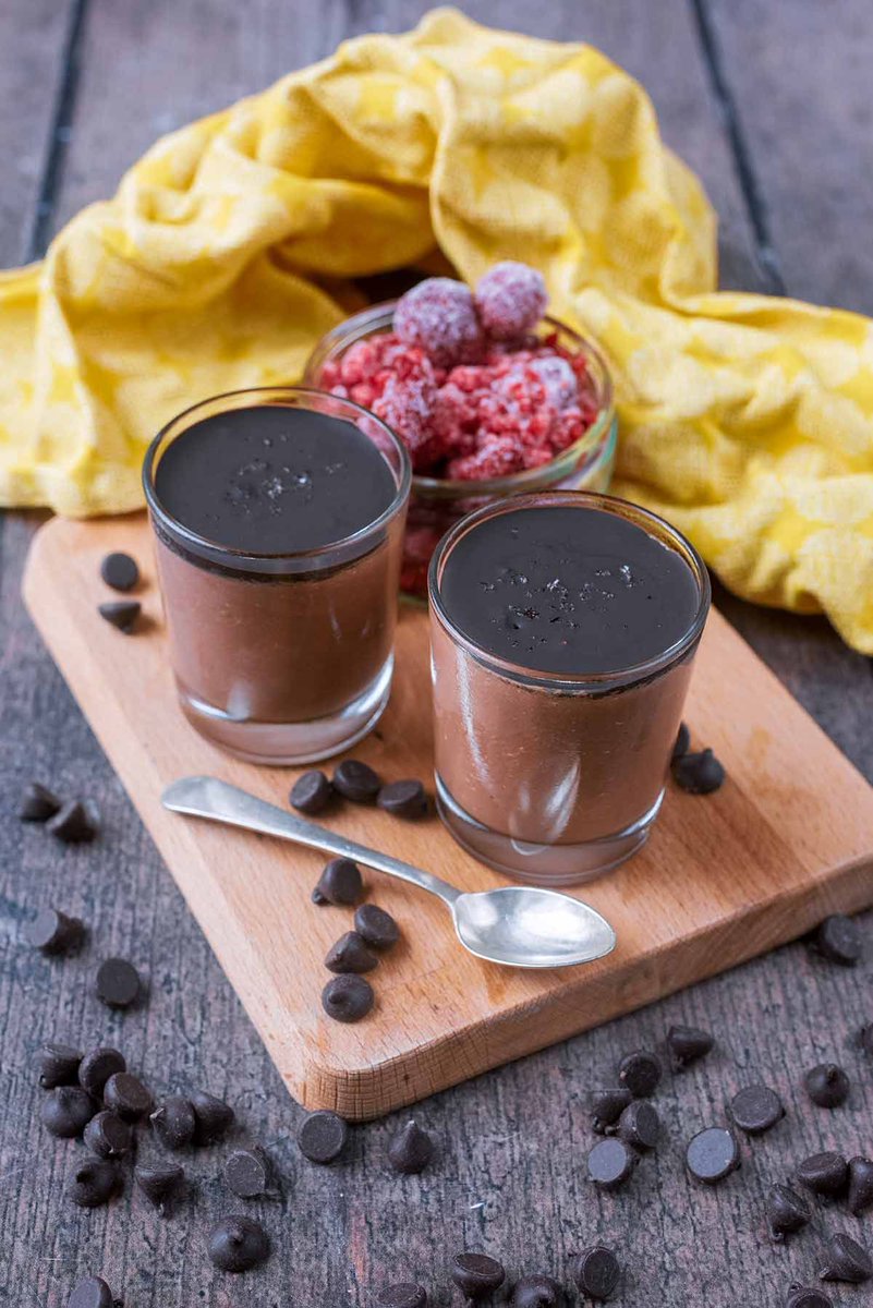 This Cottage Cheese Chocolate Mousse is a luxurious dessert that feels far more indulgent than it actually is. It combines rich, creamy chocolate and cacao powder with the wholesome goodness of cottage cheese and is packed with protein. hungryhealthyhappy.com/cottage-cheese… #cottagecheese