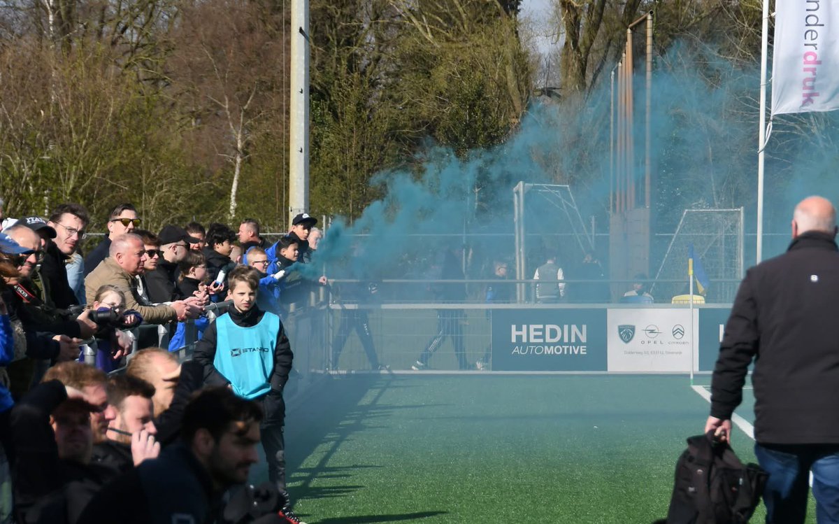 Junior zei vanmorgen tijden het kijken van de samenvatting: “had gisteren ook nog een blauwe rookpot pap!” Ja tuurlijk vriend, doe maar stoer. Fotoverslag komt online: