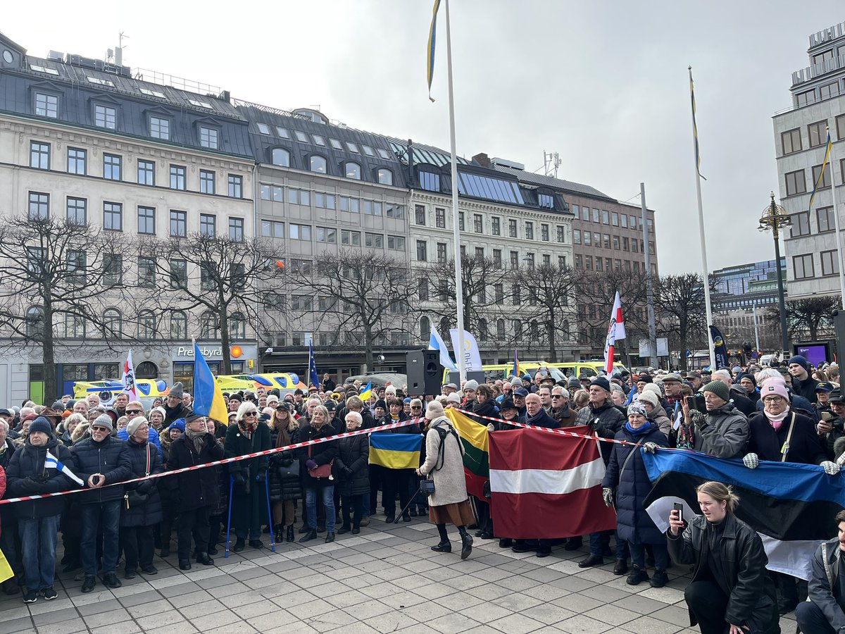 Mndagsrrelsen21's tweet image. 🇺🇦🇸🇪 Imorgon är det Måndagsrörelsen som alltid kl 12 på Norrmalmstorg.
Kom dit och visa ditt stöd till Ukraina! 🇺🇦