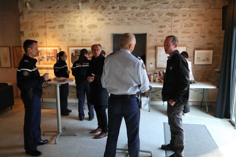 #Proximité 🤝 Un café, une discussion, un lien renforcé. Initiative de la <a href="/Gendarmerie_095/">Gendarmerie du Val-d'Oise</a> , avec « Un café avec un gendarme », l’échange est libre, sans thème imposé.
Écouter, comprendre, créer du lien : c’est l’ADN du gendarme, au plus proche de vous !
📸 Fabrice Cahen