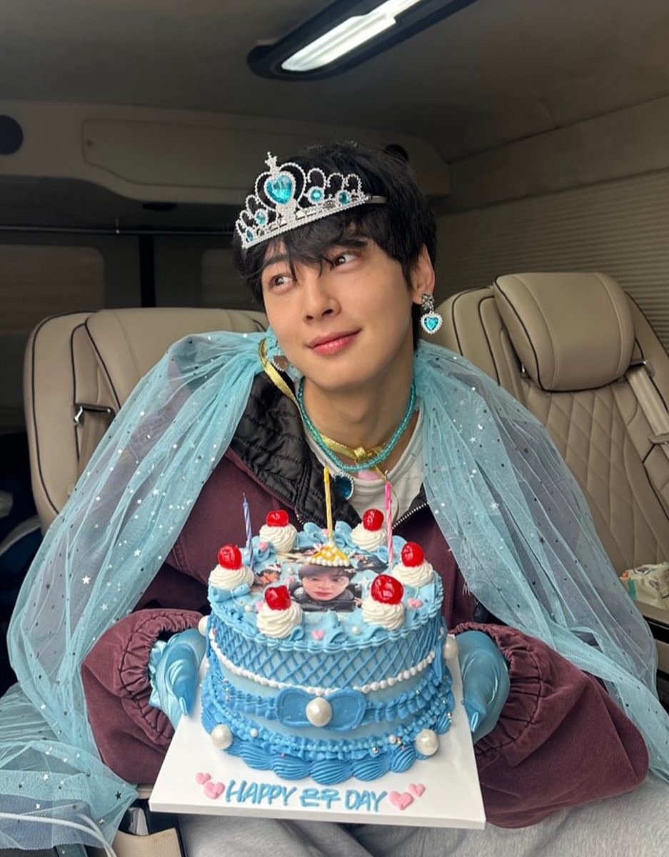 Eunwoo. tweet media
