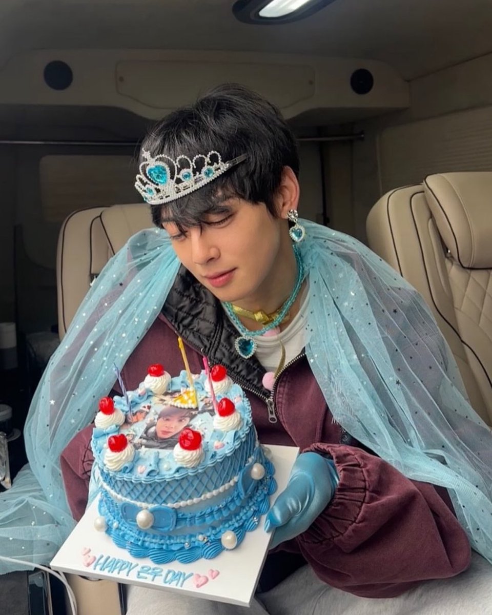 Eunwoo. tweet media