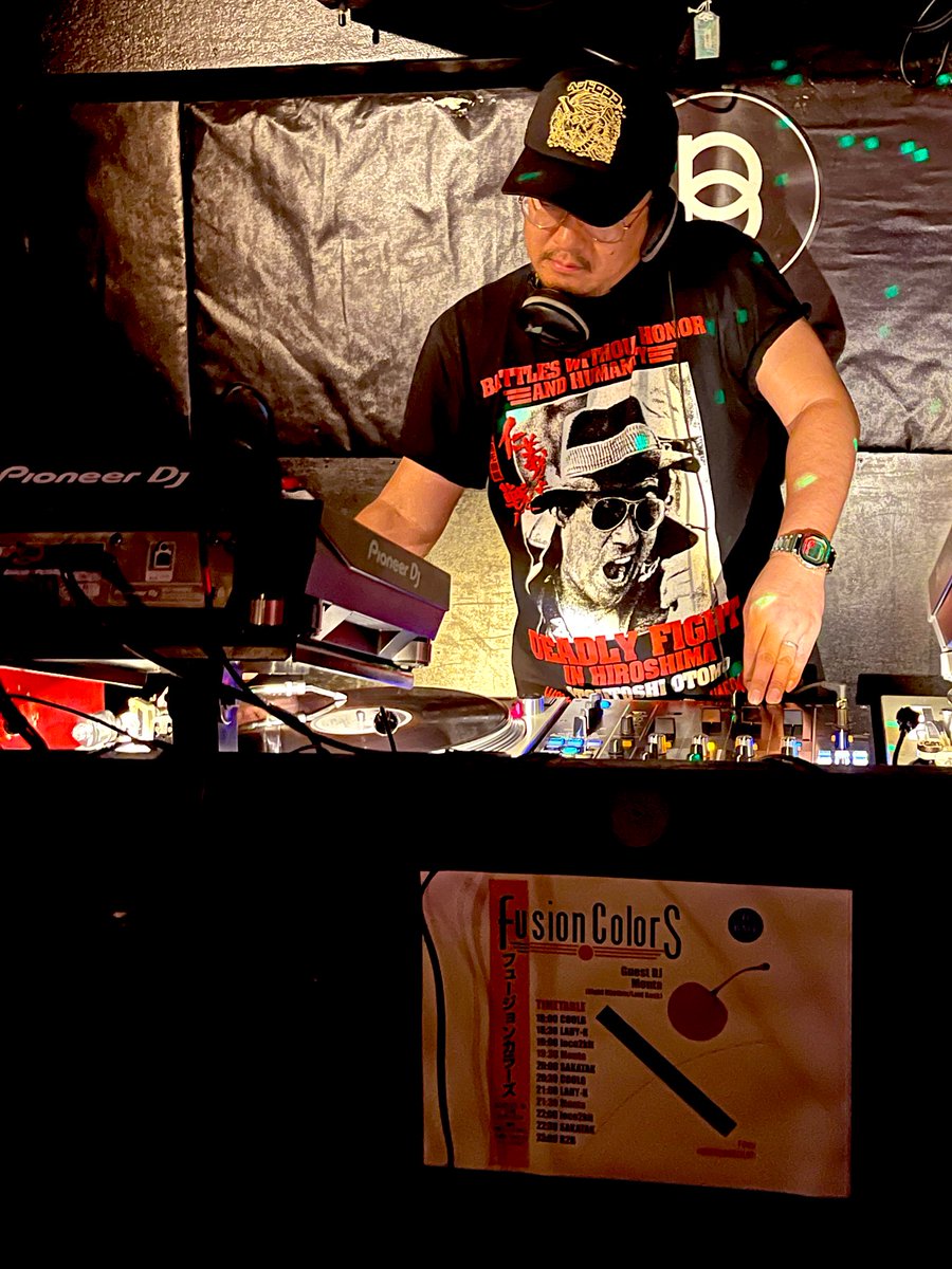 kinokoorchestra's tweet image. SAKATAKさん、トロットロのメロウなフュージョンDJとオフィシャル仁義なき大友Tシャツのギャップがあり過ぎて、フュージョンポリスの取り締まりがあるとかないとか🚨
#FusionColors