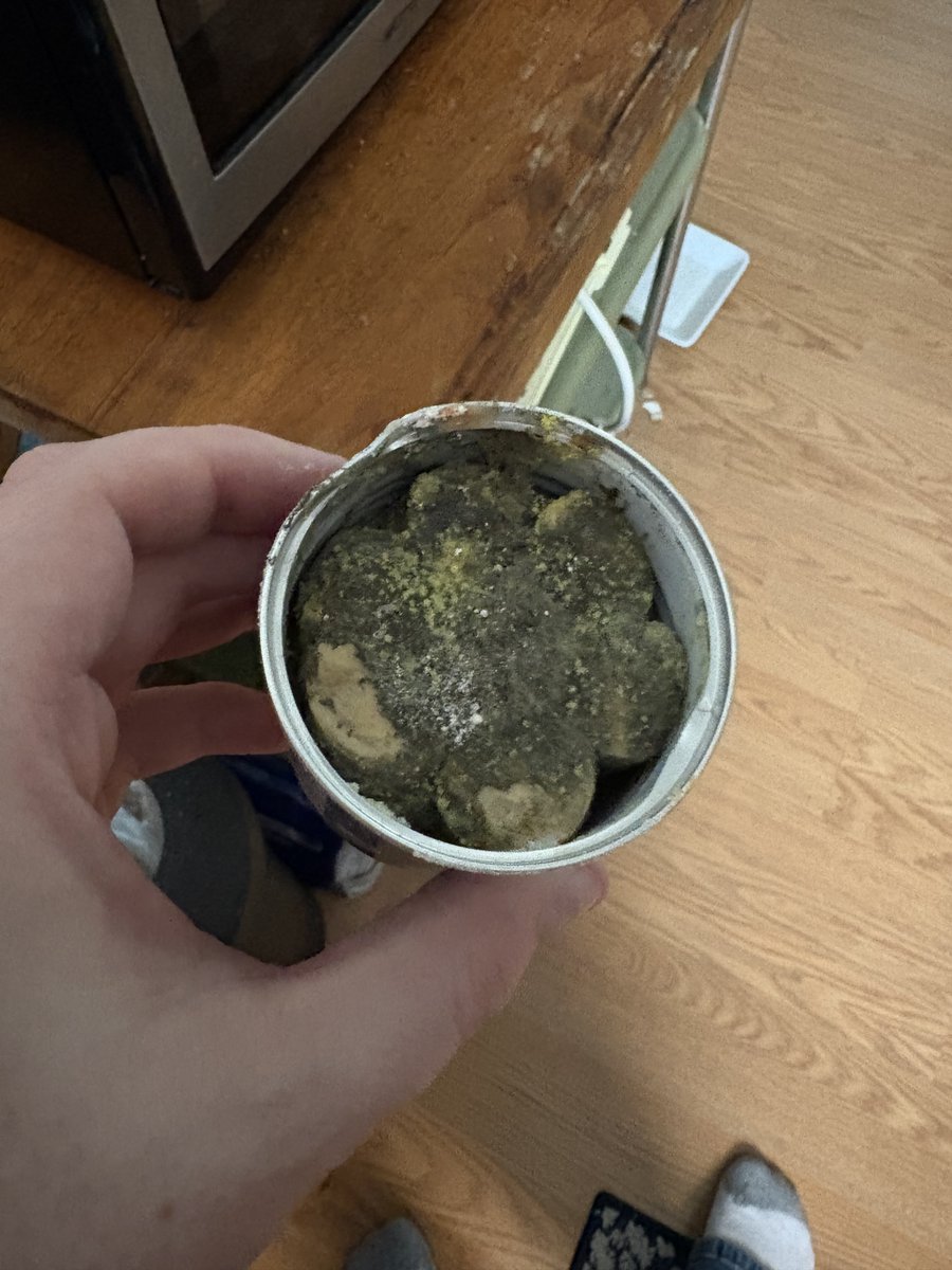 mskendra's tweet photo. We have been putting Armour vienna sauages with Kraft Macaroni and Cheese my eniter 55 years.  We have NEVER and I mean never opened a can with MOLD on the top.  What is happening???  I bought them with in the last month.   @smithfieldfoods @GiantEagle  @kraftmacncheese https://t.co/70hdjxhrll