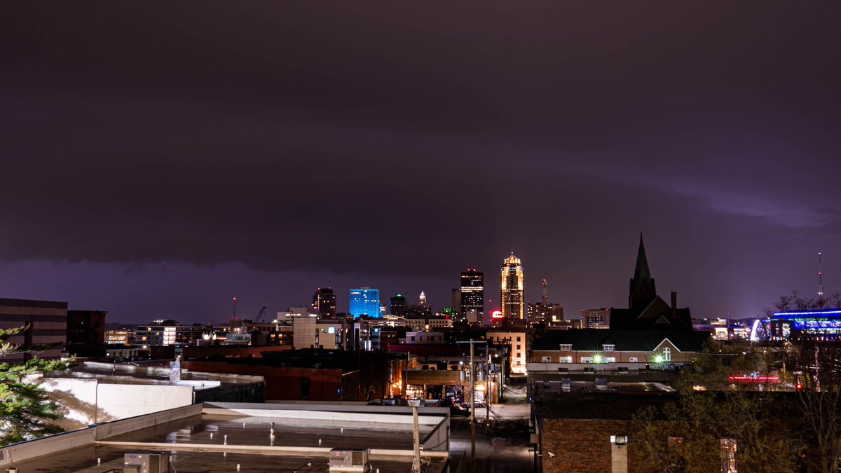 WxCjs's tweet image. a fun storm that rolled into DSM last night #iawx