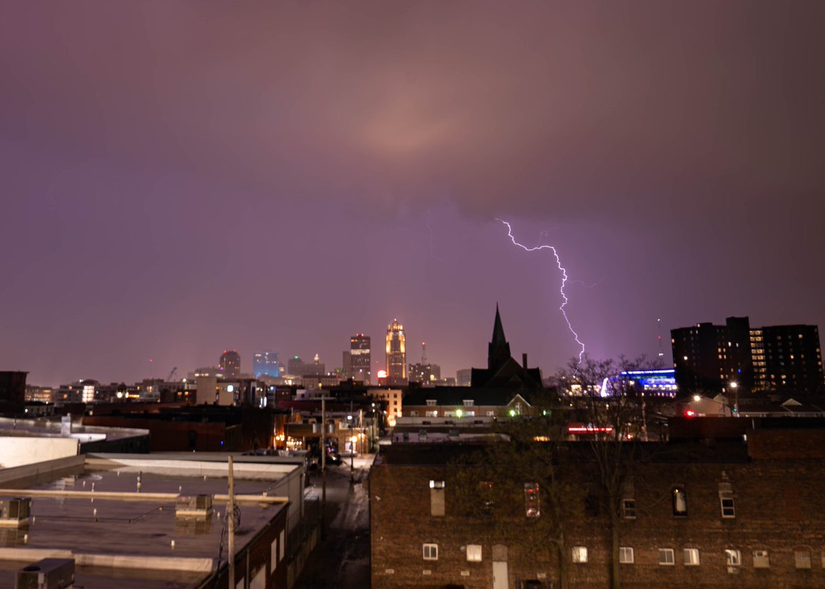 WxCjs's tweet image. a fun storm that rolled into DSM last night #iawx