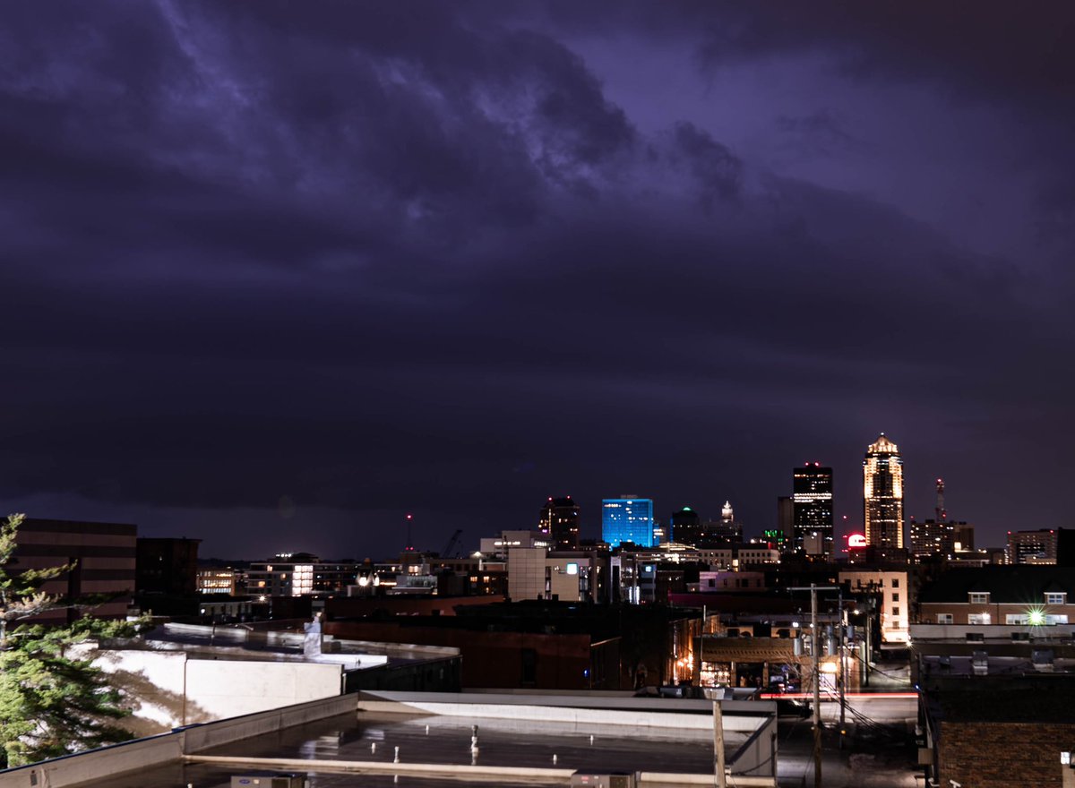 WxCjs's tweet image. a fun storm that rolled into DSM last night #iawx