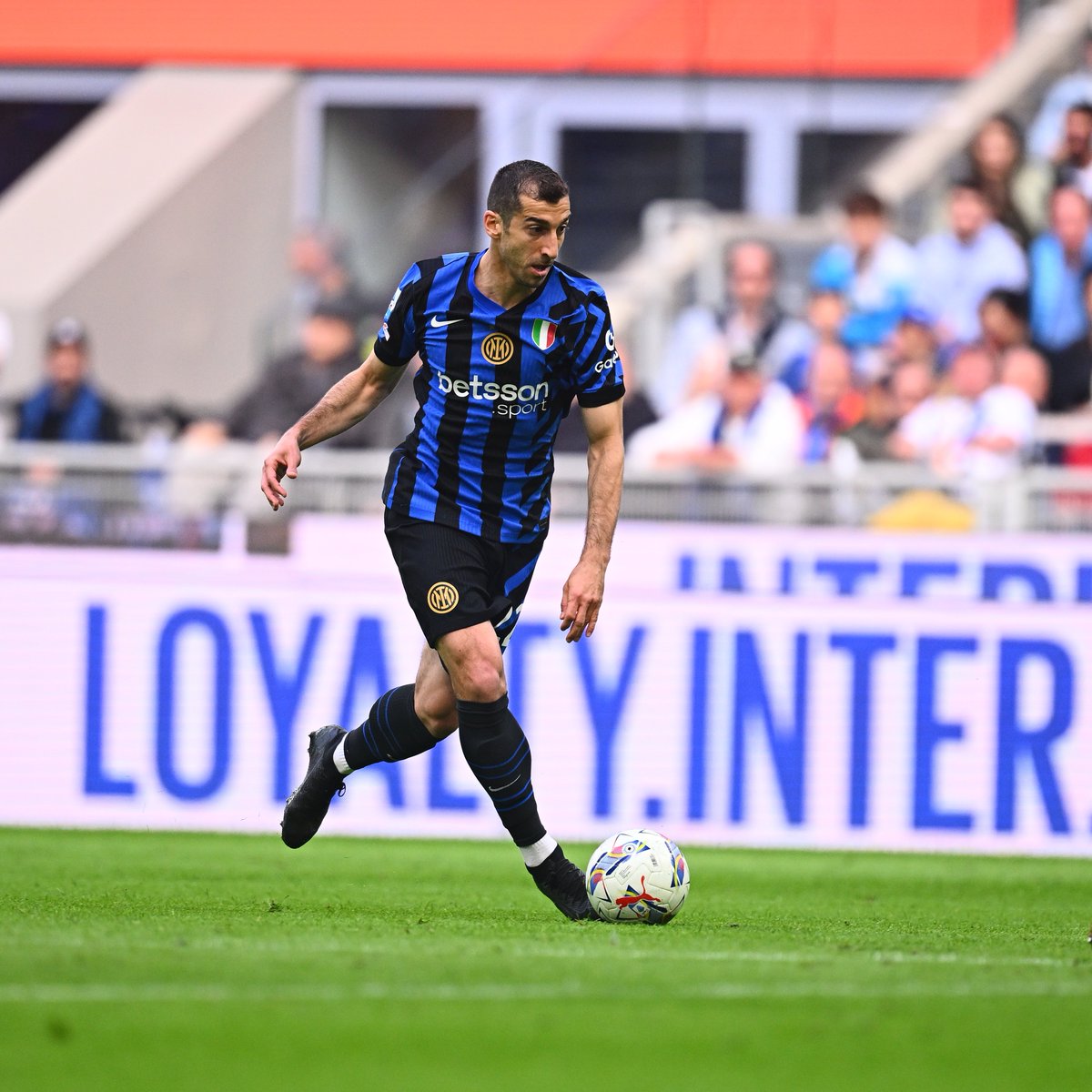 .<a href="/HenrikhMkh/">Henrikh Mkhitaryan</a> running the show 😎

#ForzaInter #InterUdinese