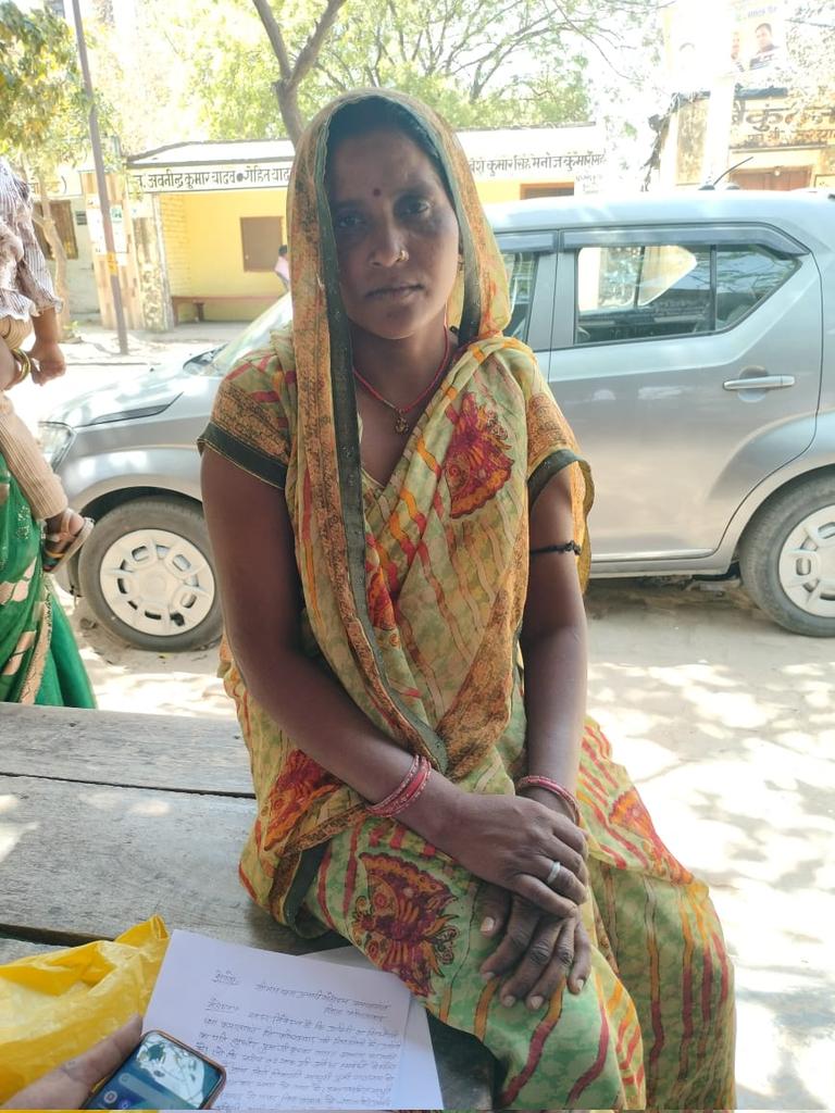 AdvSandeep17's tweet photo. @adgzonekanpur ,@fatehgarhpolice ,@wpl1090 ,@igrangekanpur ,@myogiadityanath ,@KiranSi27813888 ,@Uppolice न्याय के लिए थाने के चक्कर लगा रही महिला की कमालगंज पुलिस नही लिख रही रिपोर्ट। कृ संज्ञान लेकर पीडिता की मद्द करिए। https://t.co/JukywQFdzi