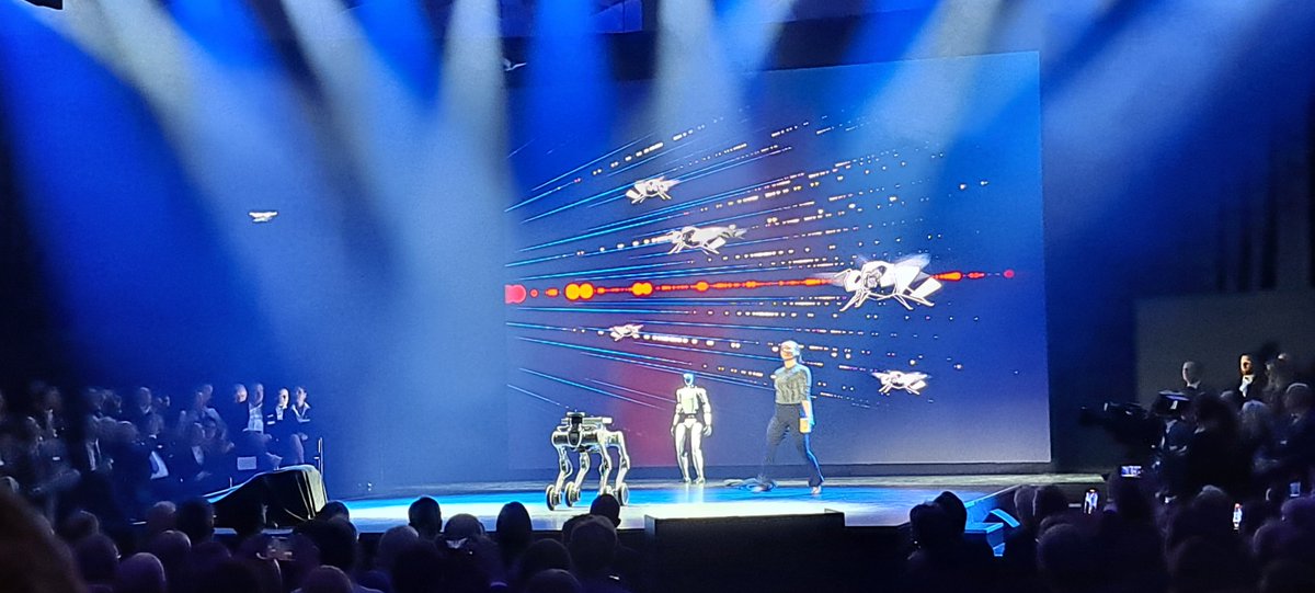 SpiritedUlrich's tweet image. Spectacular drone-robot show to kick off #HannoverMesse 2025! #FutureOfAutomation