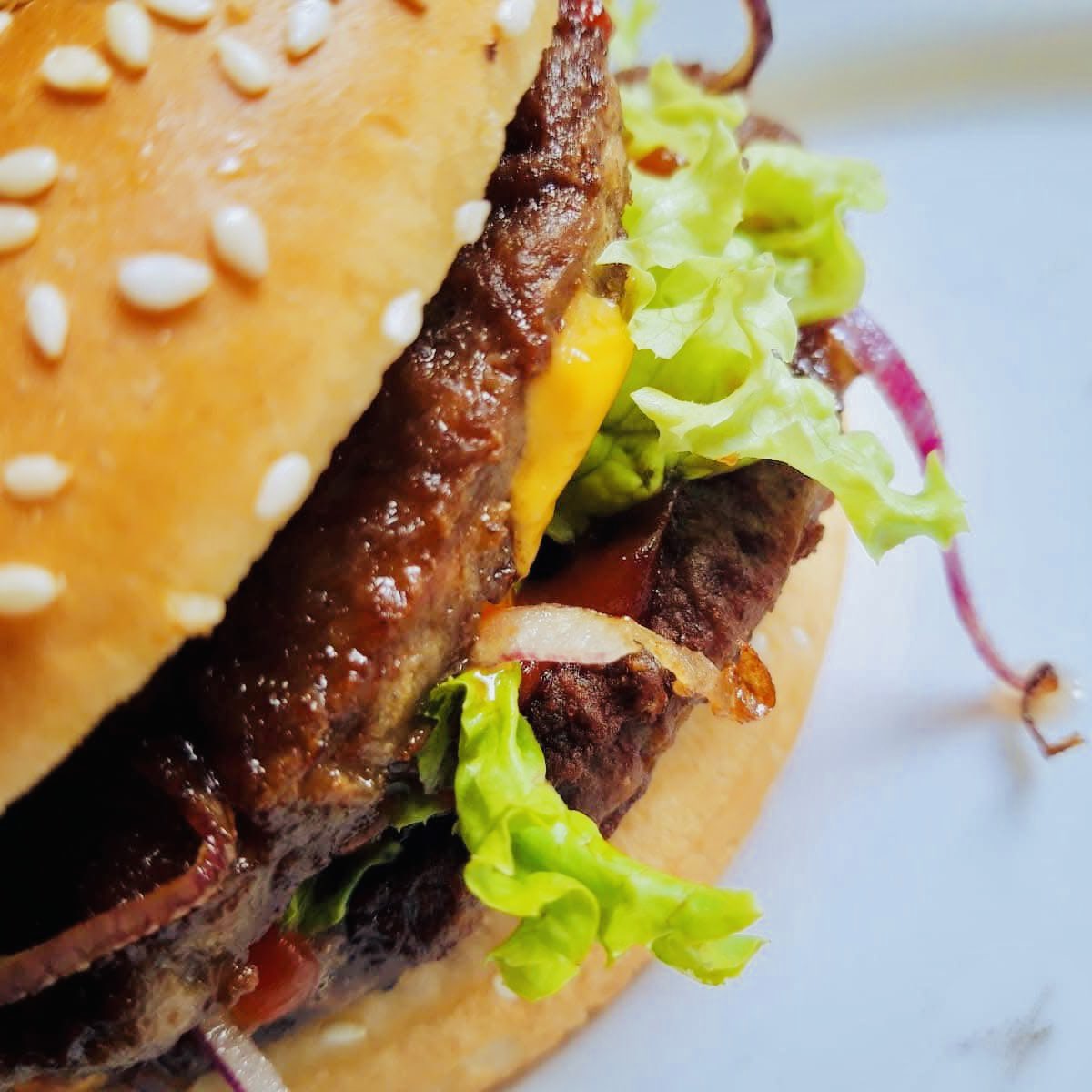 Majestros Burger – pure Verführung!
Doppelt saftiges Beef, geschmolzener Käse, frischer Crunch – dieser Burger schreit: ISS MICH.
Nur bei Majestros Pizza Weimar.
#weimar #burgerliebe #foodporn #lecker #majestrospizza #burgertime