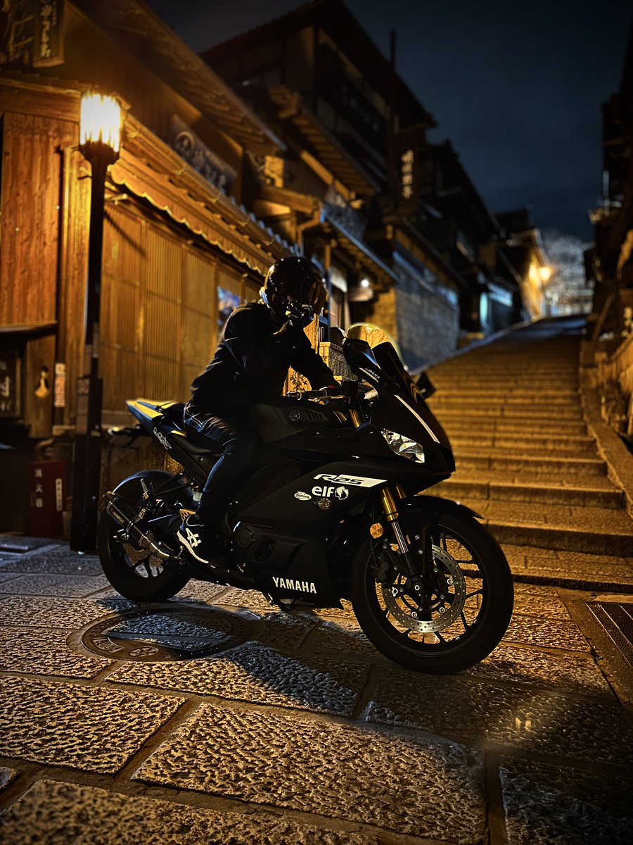 KenR250358's tweet photo. 一眼レフがほしーい
#三寧坂
#YZFR25 
#バイクのある風景 
#バイク乗りと繋がりたい https://t.co/a4YCwvCbGX