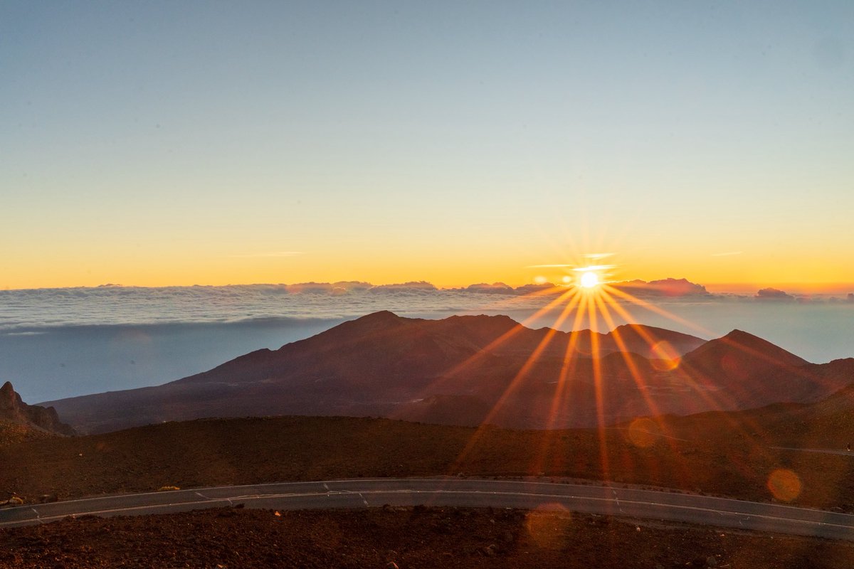 trungchenh's tweet photo. Started our first full day on Maui by waking up at 2am to watch the sunrise at Haleakala National Park. The stars were so brilliant and it was so dark that you could see the Milky Way with the naked eye. What a great sight to witness. https://t.co/jpN4XfGyVT