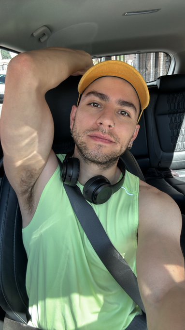1 pic. The face/ the dick ? https://t.co/StpLg6eBB6