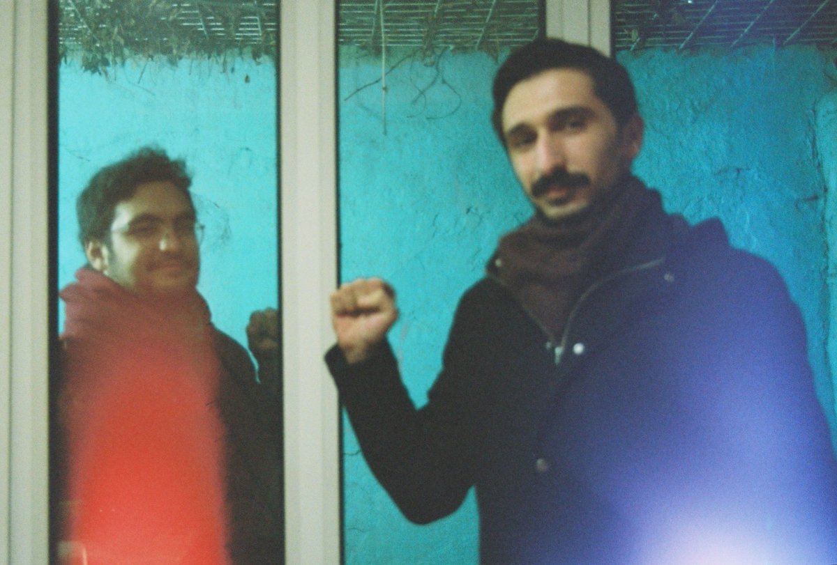 Yine sert rüzgarlar yüksek dağlarda esiyor. Kardeşimin haksız ve hukuksuzca tutuklu olduğu buruk, eksik bir bayram. Hayırlı bayramlar.