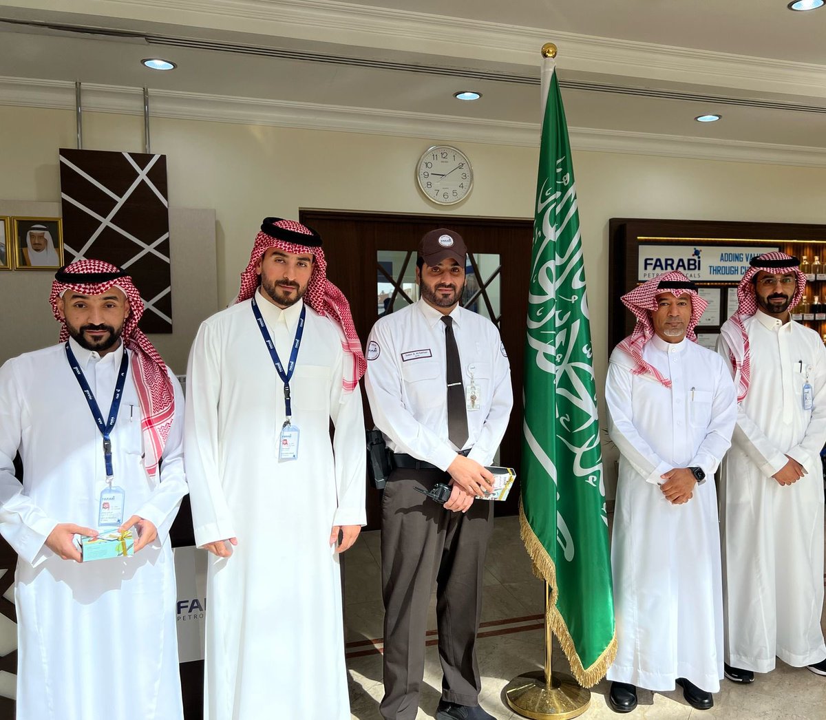 Farabipc_SA's tweet photo. جانب من معايدة وشكر وتقدير شركة الفارابي لموظفي الورديات المناوبين خلال فترة عيد الفطر المبارك

كل عام وجميع منسوبينا بألف خير، ونسأل الله أن يعيده على الجميع بالصحة والسعادة.

#الفارابي_للبتروكيماويات
#عيد_الفطر https://t.co/S3ydtivDRt