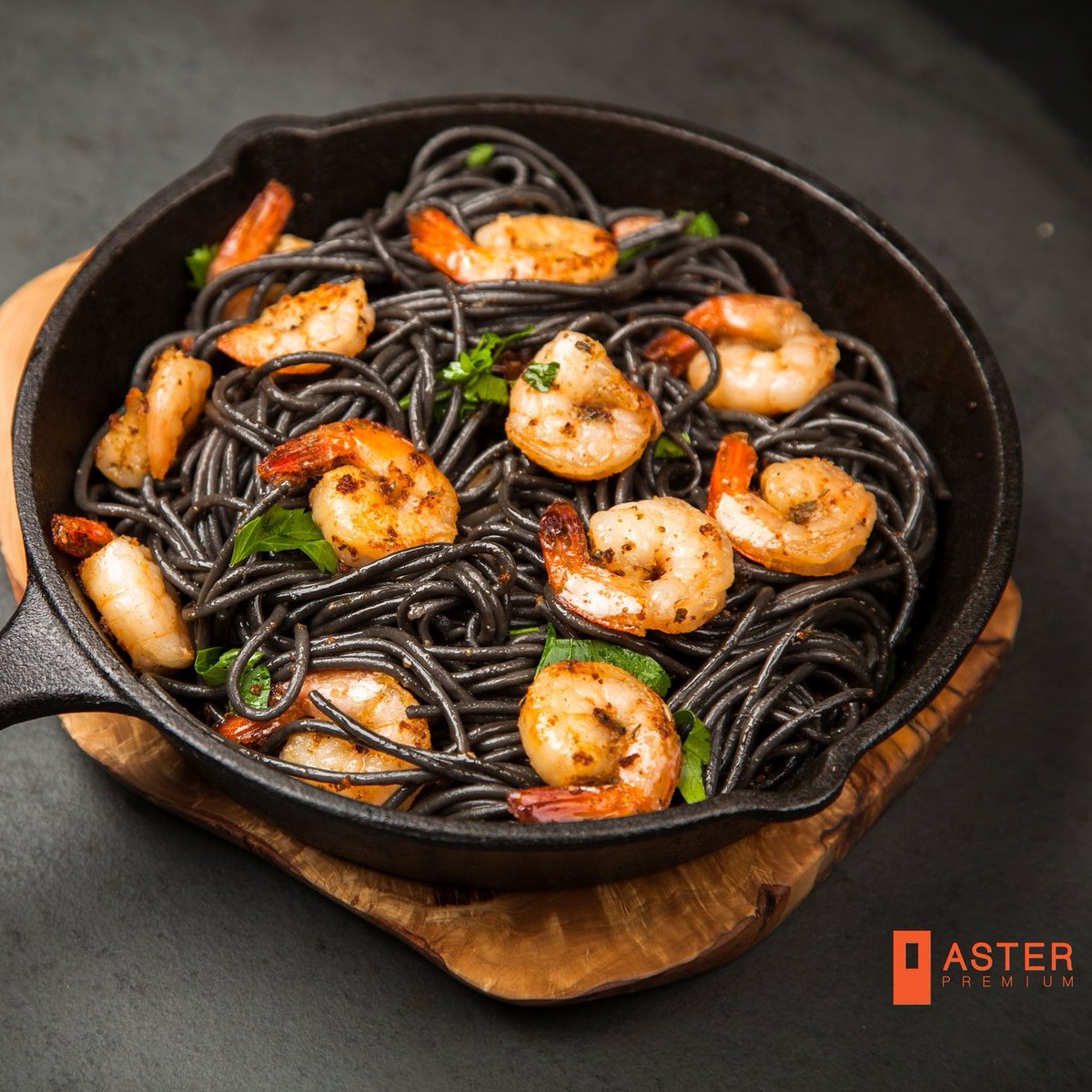 aster_premium's tweet image. Hosting this weekend? Wow guests with a squid ink spaghetti in a light lemon-garlic sauce drizzled over shrimp. Elegant, bold, unforgettable. #SpringDining #premiumpasta