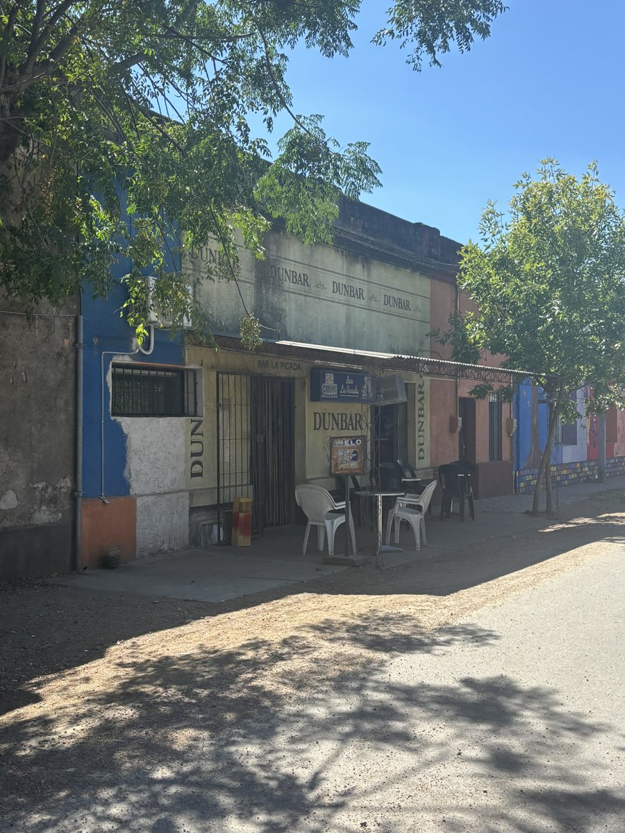 Sabes que llegaste al pueblo más olvidado por Dios cuando el bar se ve así