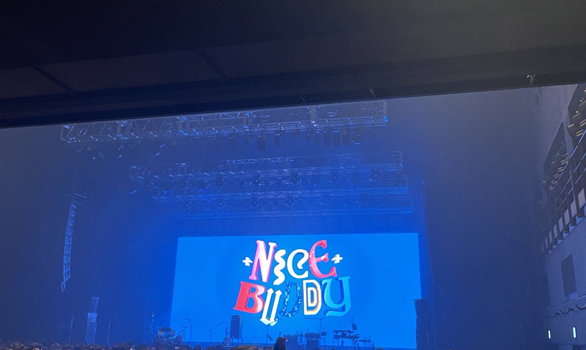 abeautifulstar0's tweet photo. 3/30礼賛ツアー #NICEBUDDY 千秋楽ZeppHaneda🗼✈️ツアー初日と千秋楽参戦🤩チーム礼賛とNICEBUDDYになれてとても嬉しい🫶GOLDENBUDDYでスクリーンに大きく映るくるまさん🚗に向き合って一緒に歌うサーヤさん、ツアーを経て涙ぐんでたサーヤさん🥲どんどん大きくなる礼賛これからも全力応援していく！✨ https://t.co/rLT9snBRKX