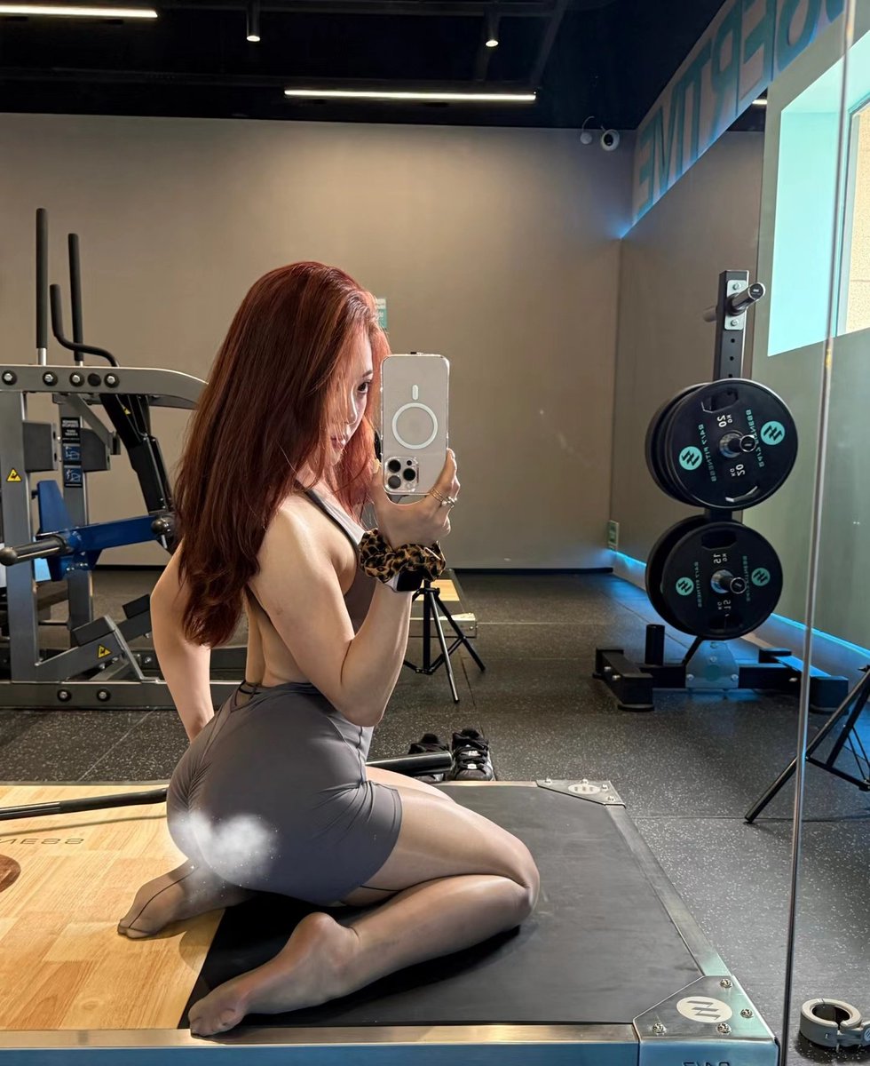 woshisaobibi's tweet photo. 健身穿丝袜的反差婊野爹愿意上吗
#反差婊 #健身婊 #丝袜 #灰丝 https://t.co/c6BDEjnNlB