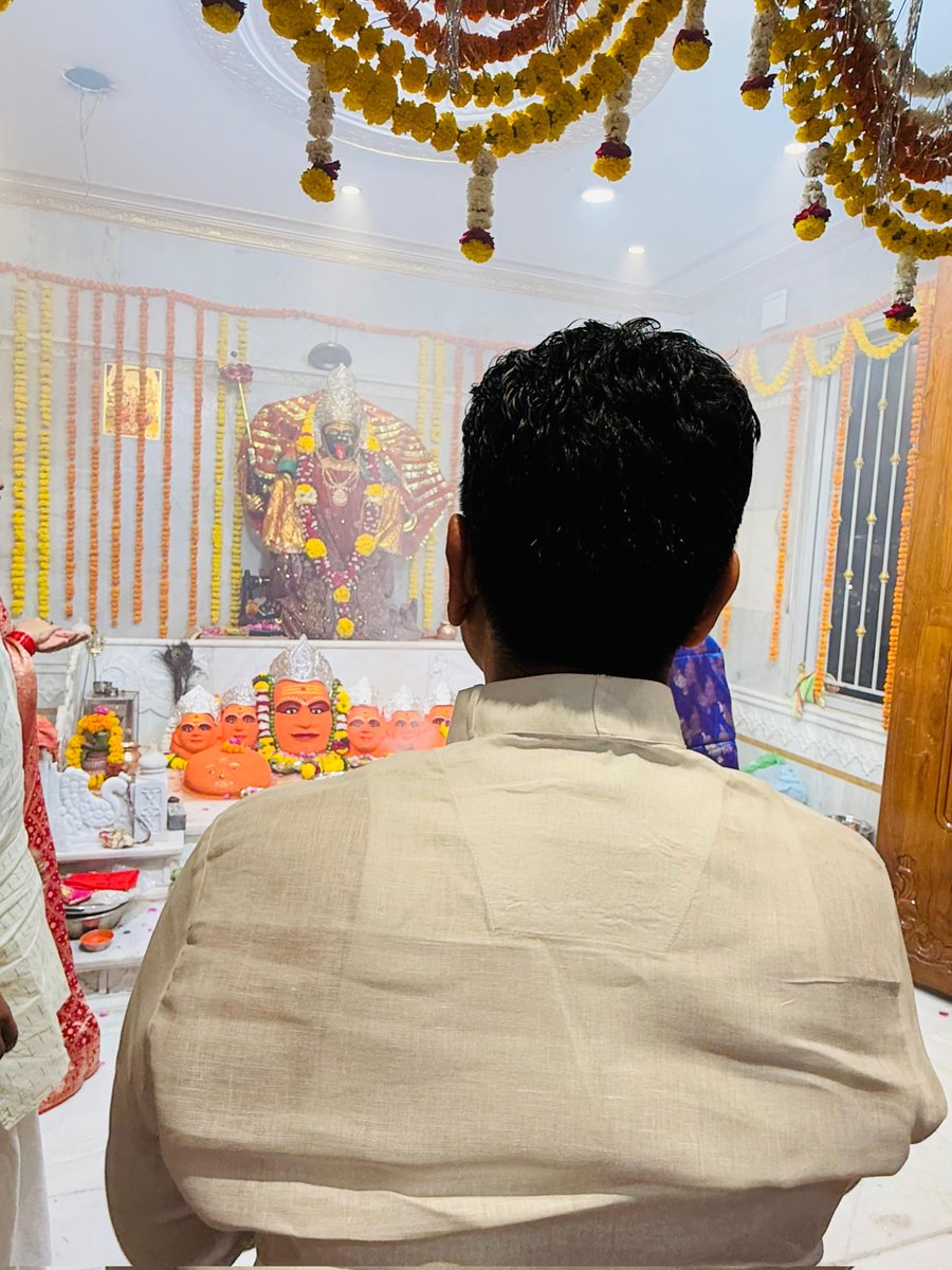 GoluShuklaInd's tweet photo. वन्दे वाञ्छितलाभाय चन्द्रार्धकृतशेखराम्।
वृषारूढ़ां शूलधरां शैलपुत्रीं यशस्विनीम्॥

जगद्धात्री जगदम्बा की आराधना-उपासना के पावन पर्व चैत्र नवरात्रि के प्रारंभ पर आज मरीमाता मंदिर में माँ भगवती के प्रथम स्वरूप देवी शैलपुत्री के दिव्य दर्शन एवं पूजन-अर्चन का सौभाग्य प्राप्त हुआ। https://t.co/9qTegTSayb