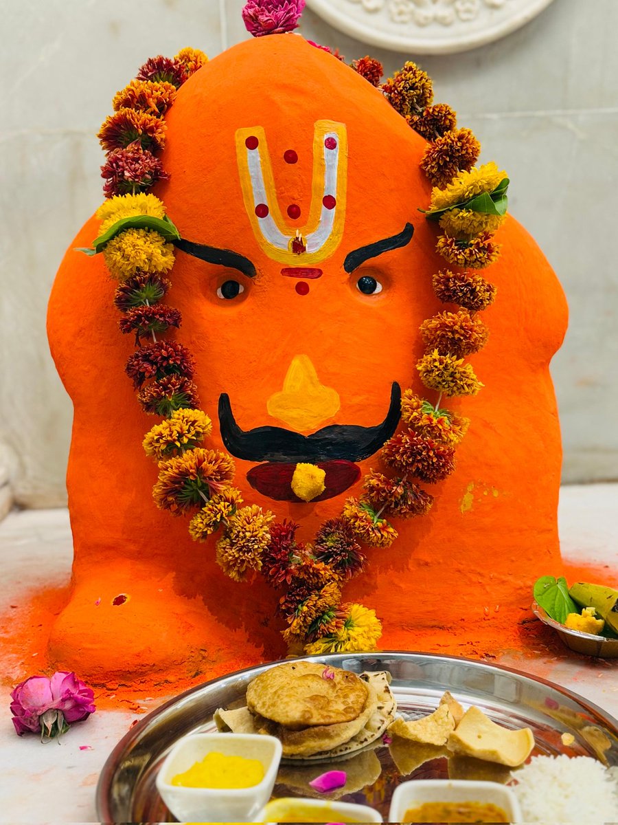 GoluShuklaInd's tweet photo. वन्दे वाञ्छितलाभाय चन्द्रार्धकृतशेखराम्।
वृषारूढ़ां शूलधरां शैलपुत्रीं यशस्विनीम्॥

जगद्धात्री जगदम्बा की आराधना-उपासना के पावन पर्व चैत्र नवरात्रि के प्रारंभ पर आज मरीमाता मंदिर में माँ भगवती के प्रथम स्वरूप देवी शैलपुत्री के दिव्य दर्शन एवं पूजन-अर्चन का सौभाग्य प्राप्त हुआ। https://t.co/9qTegTSayb