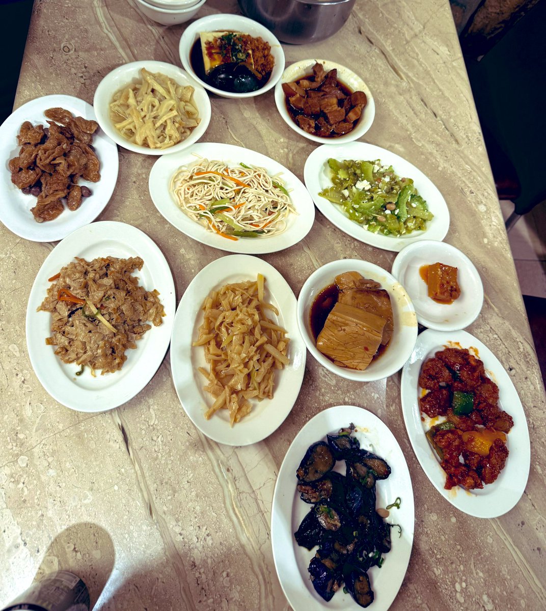 唱完歌就是要吃到破破爛爛🤪
剛才在錢櫃已經吃了牛肉麵跟皮蛋瘦肉粥😅）