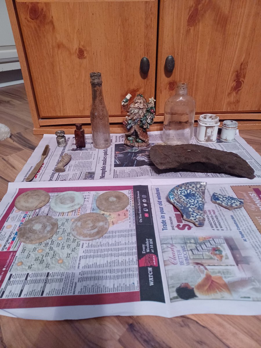 Lostsub50T's tweet photo. yesterday, i dug. can you dig...the old santa? or the double bit axhead? or the bisque doll leg? maybe, the embossed toothbrush? they are cleaned. i'll share them later.
#bottledigging
#bottlehunting https://t.co/HHpMuJsCNb