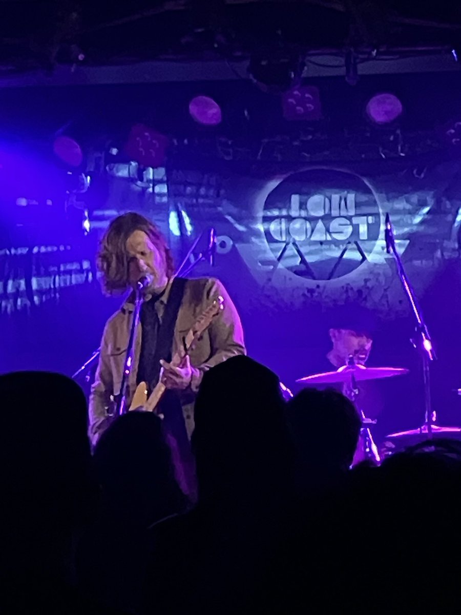 9_d_w's tweet photo. low coastジャパンツアー最終日。入場SEがイーグルスのホテル・カリフォルニアで笑いましたがそれも納得の良曲アメリカーナ。完全にアリーナクラスのバンドクオリティを堪能出来て最高でした。音のダイナミクスが勉強になった。矢田くんおつかれさまでした！#lowcoast https://t.co/8GIJyYwVmK
