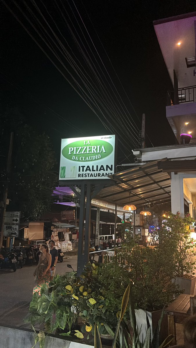 croefoe's tweet photo. 1 pizza Farioli per favore https://t.co/L9bhi067gJ