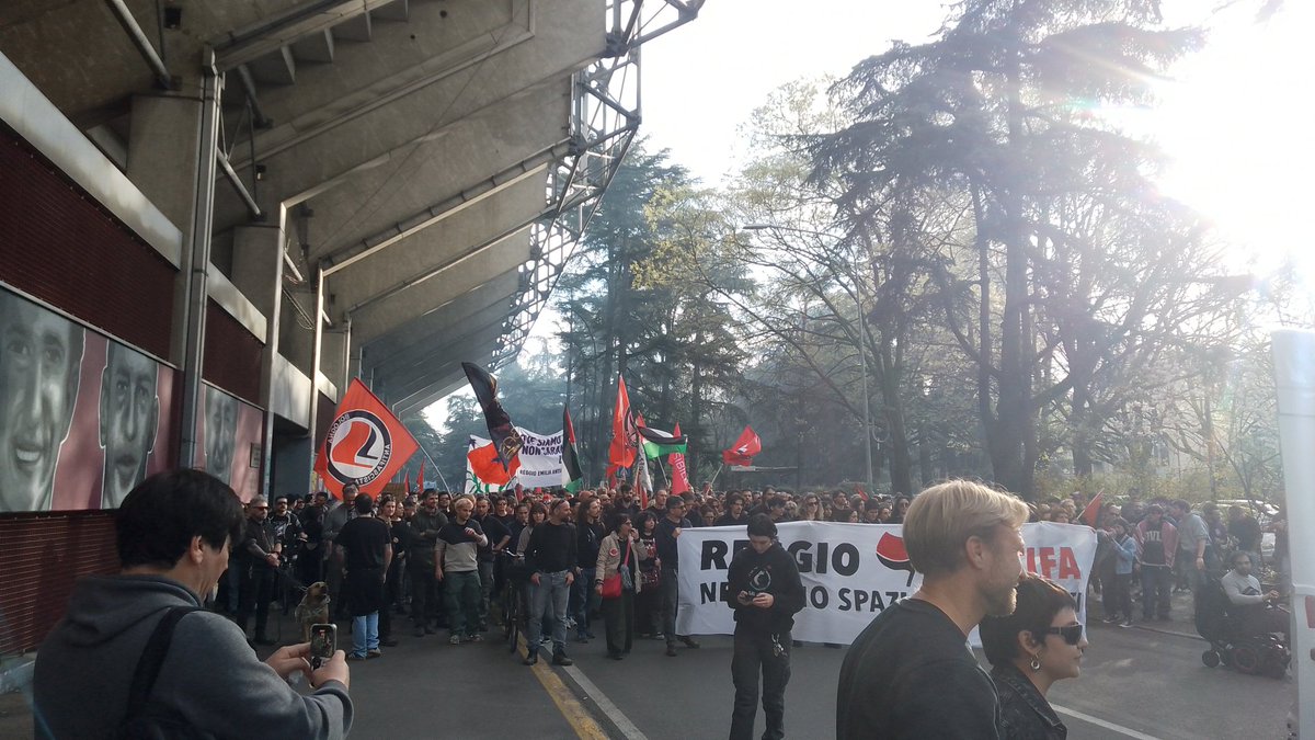 Migliaia in piazza a #reggioemilia, i #fascisti non sfileranno oggi, le strade sono delle compagne e dei compagni!!