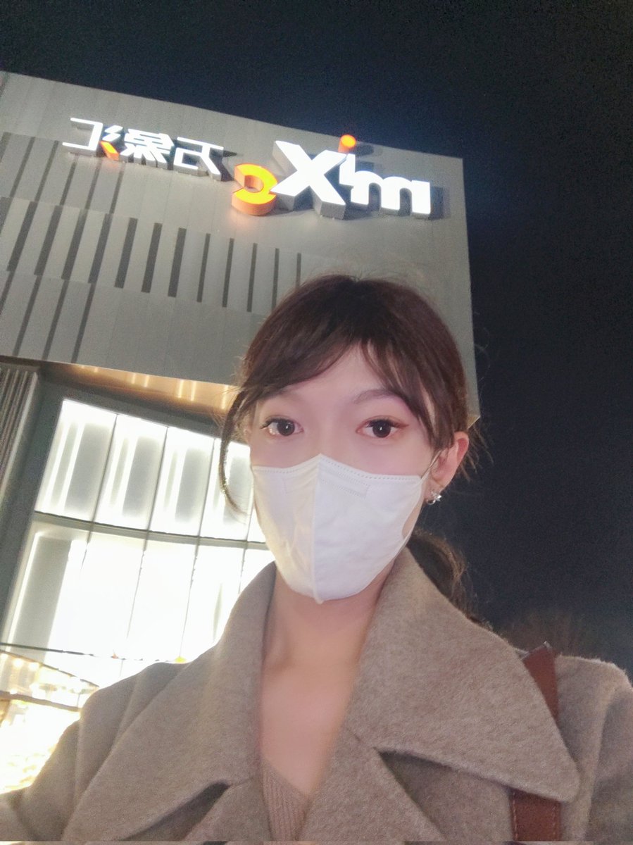 致女子样的你：三分逍遥，七分铿锵… 
好喜欢商场的标语（虽说是三八节给女孩子们写的）
下午临时起意，想出去吃点东西，从7点半化妆画到8点半😅（已经很快了）随便穿了一身舒服的，万象汇今天人不是很多。
回家美甲还丢了一个🙁看着镜子里的自己真不想卸妆😉#cd  #女装子 #男娘  #伪娘の日常 #伪娘