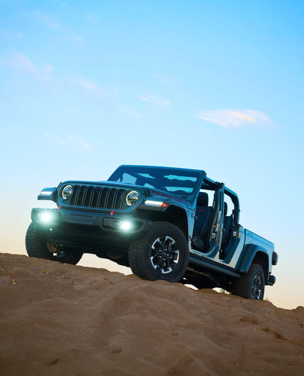 grupovalmur's tweet photo. ¿Listo para descubrir nuevos horizontes? Cotiza la tuya en @AutolasaLaguna 
#JeepJT #Jeep #Autolasa https://t.co/h5Db2ckaB2