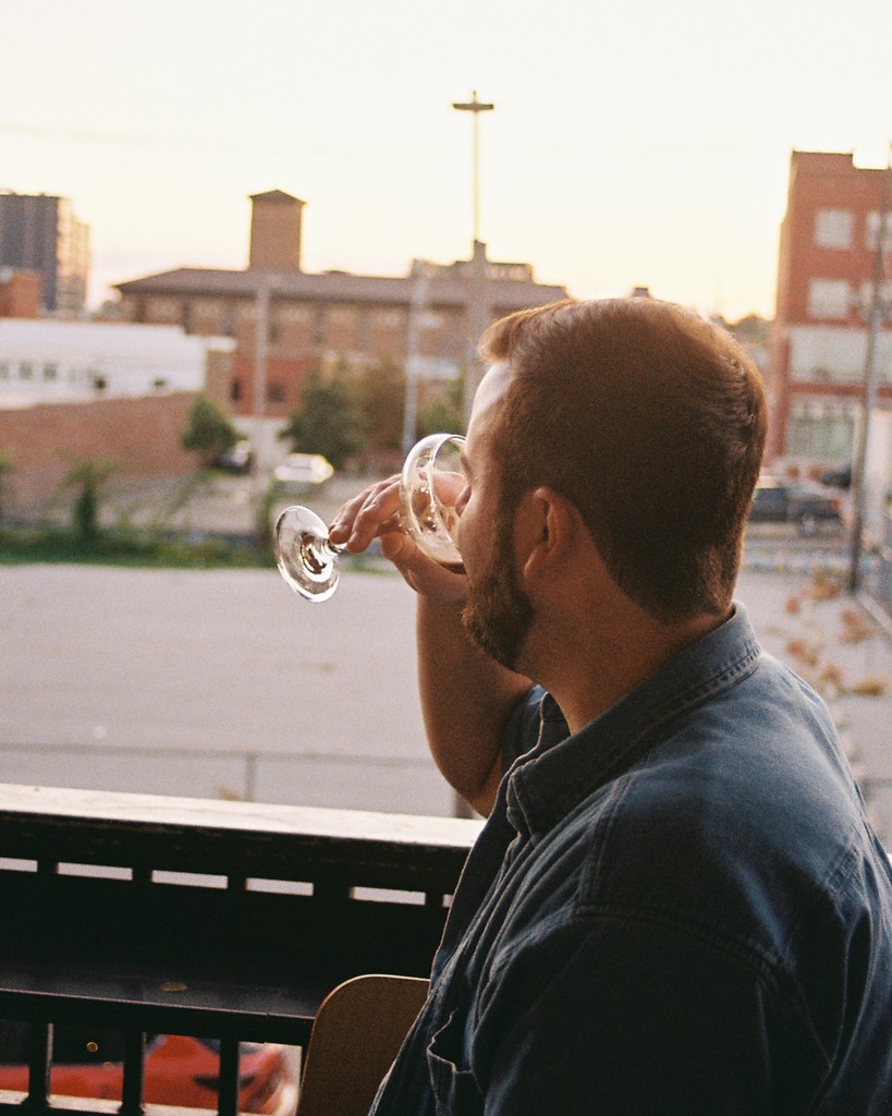 Are sunny patio Sundays here to stay? We’re betting on it! ☀️ Grab a seat and enjoy brunch, lunch, or dinner — either way, the sun’s sticking around until almost 8pm!

#ParlorVibes #DrinkKC #KCnightlife #CrossroadsKC