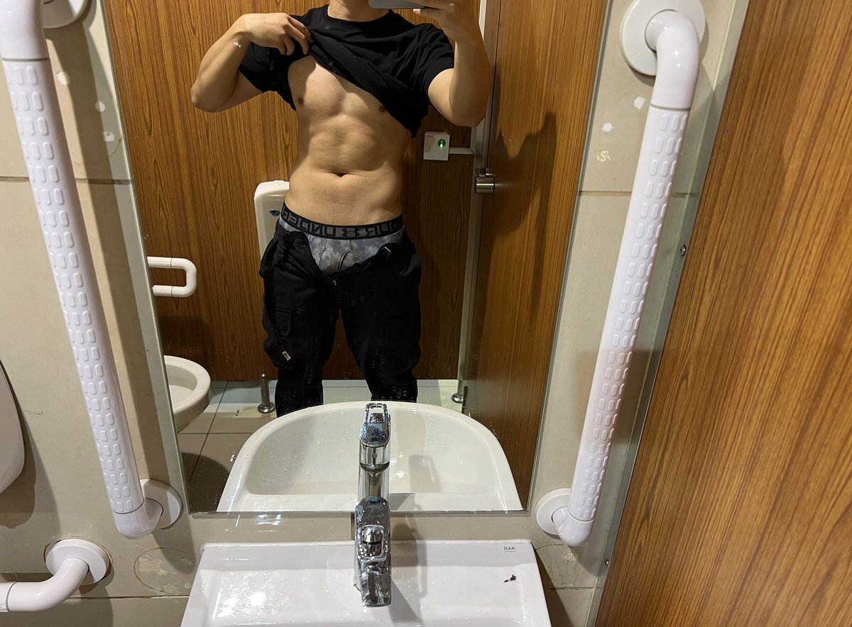 Zeus_2000_'s tweet photo. 厕所偷拍 https://t.co/GKHQDKOpgI