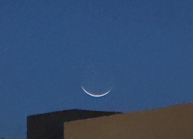Q8J72's tweet image. حالة من الصدمة بالعالم العربي والإسلامي بعد ظهور هلال واحد شوّال اليوم يُرىٰ ويُشاهد بالعين المُجرَّدة بكل وضوح دُون أدنىٰ شك ومعناته اليوم المُتمم لشهر رمضان وغداً يوم العيد.. صُوموا لرؤيته وأفطروا لرؤيته👍

 #هلال_شوال #العيد_الاثنين #رمضان #السعودية #مرصد_سدير #الكويت #قطر