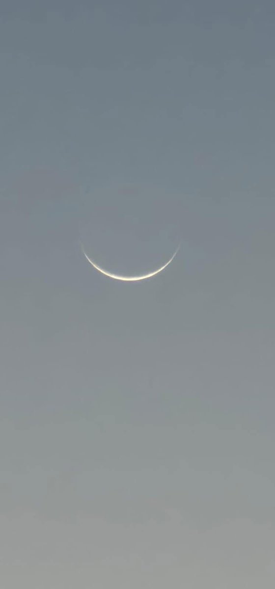 Q8J72's tweet image. حالة من الصدمة بالعالم العربي والإسلامي بعد ظهور هلال واحد شوّال اليوم يُرىٰ ويُشاهد بالعين المُجرَّدة بكل وضوح دُون أدنىٰ شك ومعناته اليوم المُتمم لشهر رمضان وغداً يوم العيد.. صُوموا لرؤيته وأفطروا لرؤيته👍

 #هلال_شوال #العيد_الاثنين #رمضان #السعودية #مرصد_سدير #الكويت #قطر