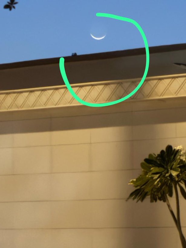 Q8J72's tweet image. حالة من الصدمة بالعالم العربي والإسلامي بعد ظهور هلال واحد شوّال اليوم يُرىٰ ويُشاهد بالعين المُجرَّدة بكل وضوح دُون أدنىٰ شك ومعناته اليوم المُتمم لشهر رمضان وغداً يوم العيد.. صُوموا لرؤيته وأفطروا لرؤيته👍

 #هلال_شوال #العيد_الاثنين #رمضان #السعودية #مرصد_سدير #الكويت #قطر